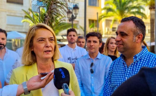 La alcaldesa de Motril, Luisa García Chamorro, ha mantenido un  encuentro con vecinos de la localidad, tras la celebración del Comité  de Dirección del partido