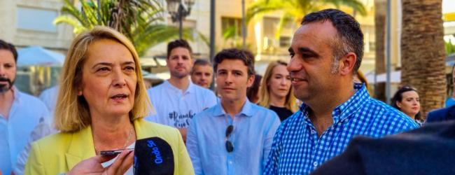 La alcaldesa de Motril, Luisa García Chamorro, ha mantenido un  encuentro con vecinos de la localidad, tras la celebración del Comité  de Dirección del partido