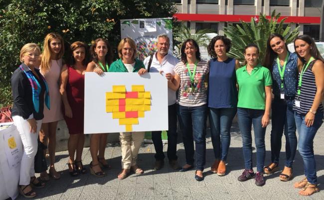  	Este año con el lema “el valor del cuidador”. El Alzheimer es un problema global del que nadie está a salvo y del que la sociedad en su conjunto debería tomar conciencia con un triple propósito: Prevenir la aparición de la enfermedad, actuar en los casos que ya han sido diagnosticados, paliar las consecuencias psicosociales, sanitarias y económicas que ocasionan la enfermedad de Alzheimer y otras demencias en pacientes, cuidadores, familias y sociedad.