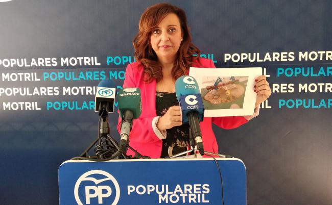 López Cano: “Desde el Partido Popular nos preguntamos ¿en qué mundo vive la alcaldesa de Motril, cuando lamentablemente Motril está más sucio que nunca, más abandonado que nunca y más descuidado que nunca?. Almón afirmó en el último pleno municipal celebrado en Motril el pasado 31 de Julio que “la gente la felicita por la calle y le da la enhorabuena de lo limpia que está la ciudad”, y aseguró también que Motril pasa por uno de sus mejores momentos, concretamente dijo: “pasa por un momento extraordinario”.
