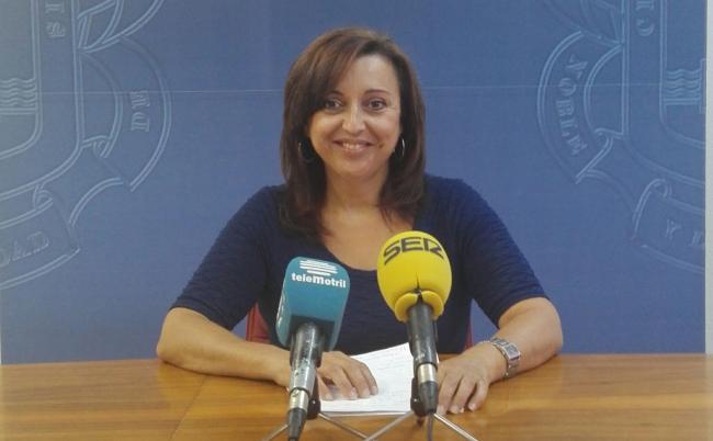 Los populares denuncian que a estas alturas del verano la playa de poniente aún no cuente con pasarelas ni con equipamientos en sus playas, el lamentable estado de las zonas ajardinadas, el deterioro del mobiliario urbano así como el abandono y suciedad generalizada del barrio.