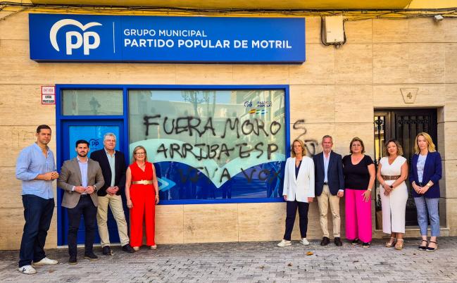 La formación popular defiende la convivencia y la libertad, y reclama unidad de todos los partidos políticos frente a cualquier ataque contra los valores democráticos El Partido Popular de Motril condena las pintadas xenófobas sufridas en su sede y muestra su solidaridad con el PSOE