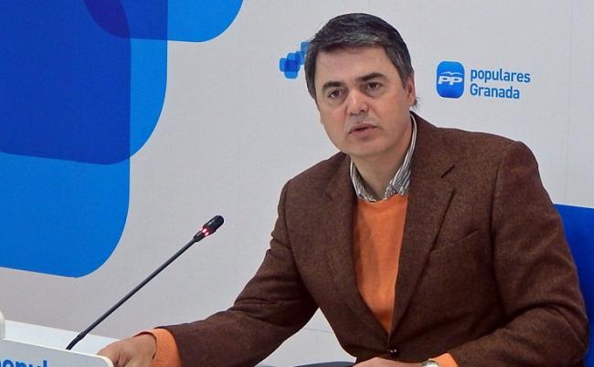 Carlos Rojas: “Desde el Partido Popular vamos a llevar a cabo medidas de incentivo al empleo como es la  bonificación para los primeros 500 euros de cotización de los nuevos contratos indefinidos y de los temporales que se conviertan en fijos, así como la bajada de impuestos, a partir del 1 de enero de 2017, disminuyendo dos puntos el IRPF tanto al tramo mínimo -del 19 al 17%- como en el máximo -del 45 al 43%”. 