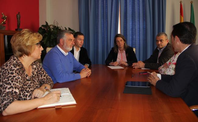 El Partido Popular lamenta que el esfuerzo de los empresarios hosteleros no venga acompañado por la labor del gobierno municipal. La portavoz del Grupo Municipal Popular ha manifestado que mientras los chiringuiteros están haciendo un importante esfuerzo por modernizar y embellecer sus establecimientos, el actual equipo de gobierno hace dejación de funciones en nuestras playas.