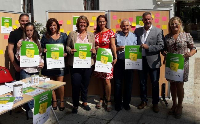 El PP Motril se suma a los actos del “Día Mundial del Alzheimer”. Según datos de la propia asociación, en Motril, se estima que se puede contar con un número aproximado de 710 personas que tienen esta enfermedad, concretamente 295 hombres y 416 mujeres. En la provincia de Granada los datos reflejan que el número aproximado de enfermos es de 13.521 con la misma proporción entre hombres y mujeres, igualmente cabe destacar que entre el 9-10% de las personas diagnosticadas tiene menos de 65 años, y como dato en el que hay que incidir es que cada vez es más joven la población