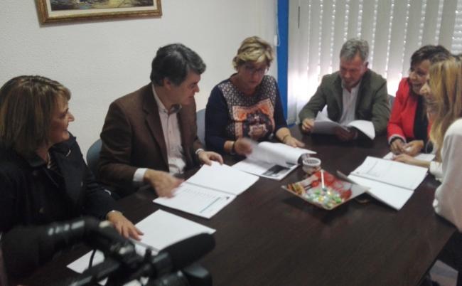 La presidenta de la ELA, Concepción Abarca ha hecho entrega al diputado nacional de un proyecto de paseo blando para la Playa del Llano al objeto de solventar los problemas de aparcamientos que se padecen durante los meses de verano en Carchuna y Calahonda Carlos Rojas realiza una visita institucional a la ELA de Carchuna-Calahonda y se compromete a trasladar al Gobierno Central las necesidades del Llano