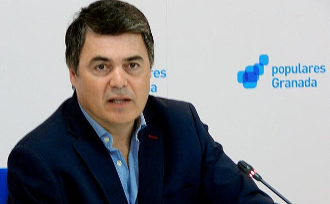 Carlos Rojas ha agradecido a la ministra de Agricultura y Pesca, Isabel Tejerina que haya visitado nuestra provincia y que sea sensible con los problemas que tienen nuestros agricultores. “Apostar por RULES es apostar por el empleo y el futuro de nuestra comarca”. Los populares han destacado el esfuerzo de los agricultores, comercializadoras y agentes implicados para defender al sector agroalimentario que ha logrado exportar más de 48.000 millones de euros, un 50 por ciento más que en 2011, lo que sitúa a España como la octava potencia mundial.