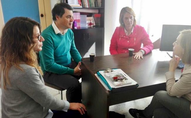 El PP pide que no se suprima una unidad de infantil en el Colegio Arco Iris de Motril. García Chamorro ha destacado que en este centro mayoritariamente se atiende a alumnado que proviene una zona con atenciones educativas preferentes, la implicación y el gran esfuerzo del profesorado consigue día a día que estos alumnos adquieran hábitos educativos y sociales que les ayudan a mejorar su integración, por lo que la eliminación de esta unidad sería un gran error con consecuencias irreparables en muchos casos.