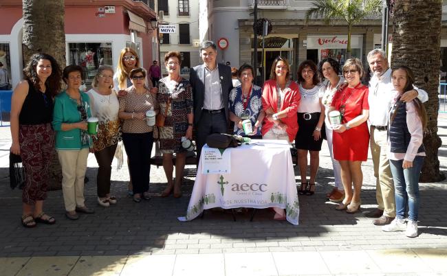 El PP- Motril apoya a la AECC en su cuestación anual con el lema ‘Si luchas contra el cáncer nos tienes aquí’. Los populares han incidido en la necesidad trabajar de forma conjunta desde todas las instituciones para que se siga trabajando para que la detección precoz y el tratamiento de las personas enfermas de cáncer tengan los tratamientos adecuados y han agradecido y valorado la labor de todos los voluntarios y voluntarias que colaboran con la Asociación española del Cáncer, que son el “alma y la columna vertebral de esta institución social que tan buena labor realizan en nuestro municipio y comarca”.