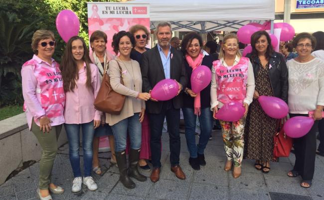 Este año bajo el lema, “tu lucha es mi lucha”, una campaña que quiere dar visibilidad al Cáncer de mama. Los populares han incidido en la necesidad colaborar de forma conjunta desde todas las instituciones para que se siga trabajando para que la detección precoz y el tratamiento de las personas enfermas de cáncer tengan los tratamientos adecuados y han agradecido y valorado la labor de todos los voluntarios y voluntarias que colaboran con la Asociación española del Cáncer, que son el “alma y la columna vertebral de esta institución social que tan buena labor realizan en nuestro municipio y comarca”.
