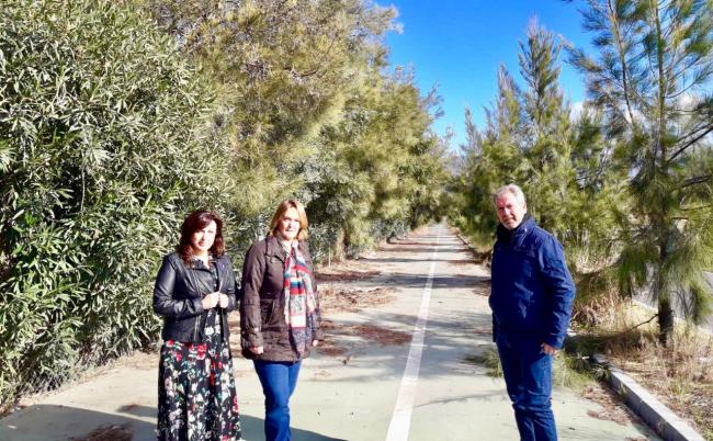 El PP denuncia el lamentable estado de los viales junto a la ZAL del Puerto en Varadero, “obra estrella” del gobierno de Almón. No es de recibo que una inversión de 380.000€ se haya convertido en un “patatal”.