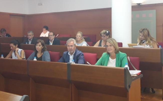 El pasado viernes día 28 de julio se celebró un pleno en el Ayuntamiento de Motril en el que se aprobó por unanimidad la moción presentada por el Partido Popular para llevar a cabo una remodelación integral en el Mercado de San Agustín. García Chamorro ha recordado que durante su etapa de gobierno en el Ayuntamiento se hicieron algunas actuaciones para que se llevase a cabo la remodelación del Mercado de Abastos de Motril, buscando incluso una financiación de 300.000 euros para ejecutar un proyecto de remodelación de estas instalaciones. La idea era modernizar esta infraestructura y poco a poco a través de la búsqueda de financiación con la implicación de diferentes administraciones y conseguir modernizar nuestro mercado de Abastos.