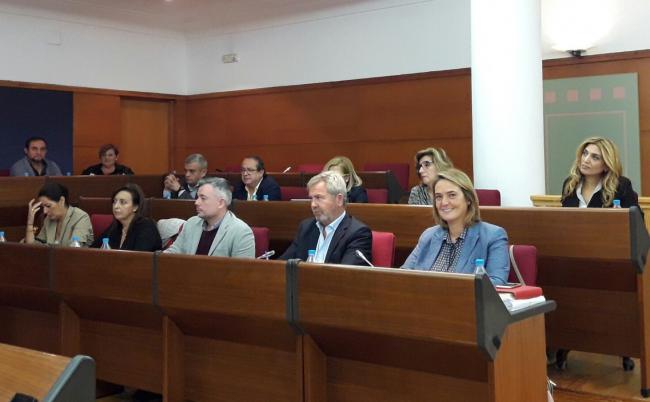 Aprobadas las propuestas del PP para generar empleo y riqueza Los populares han agradecido a los grupos políticos el apoyo en el pleno municipal para que salgan adelante estas propuestas, una pidiendo que se deje sin efecto el Plan del Corredor del Litoral para que así nuestra Costa se desarrolle, que ha salido adelante con los votos a favor de todos los grupos políticos y el voto en contra de IU, y otra propuesta para poner en marcha un Pacto por el Turismo que se ha aprobado por unanimidad, ambas iniciativas son vitales para generar puestos de trabajo y riqueza