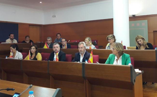 La Junta de Andalucía obliga al Ayuntamiento a adelantar el dinero para prestar el servicio y pagar las nominas a los trabajadores sin una garantía de cobro por parte de la Administración Andaluza, asfixiando aún más las arcas municipales. García Chamorro: “Resulta paradógico que el PSOE de Motril haya votado a favor de la iniciativa del Partido Popular para retirar la normativa de Ayuda a Domicilio puesta en marcha por la Junta de Andalucía, lo que viene a darnos la razón de que es perjudicial para las arcas municipales y para el servicio de Ayuda a Domicilio de Motril”
