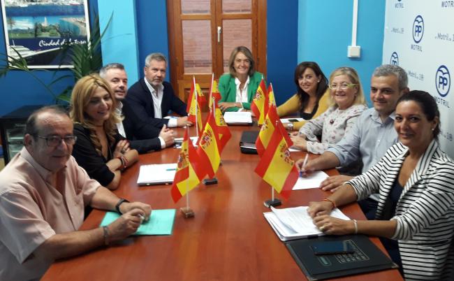 Unanimidad en la moción del PP para llevar a cabo actuaciones de mejora en la zona de la playa de Motril. La popular ha manifestado que “no es lógico que los empresarios y hosteleros hagan el esfuerzo para sacar adelante sus chiringuitos y establecimientos y que esta actuación no vaya acompañada de la implicación de los responsables del Ayuntamiento. Tenemos que tener altura de miras para dar una imagen digna tal y como Motril y sus playas merecen ya no solo para los motrileños sino también para los visitantes y veraneantes”.