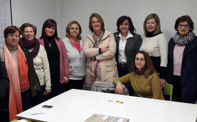Los populares han destacado el trabajo de AGRAFIM para mejorar la calidad de vida de los enfermos de fibromialgia y sus familias así como su labor de información, visibilización y sensibilización de esta enfermedad que afecta al 4% de la población mundial. García Chamorro: “El trabajo de AGRAFIM de apoyo a los enfermos y familiares de fibromialgia es fundamental y tenemos que poner en valor y sentirnos muy orgullosos de que existan asociaciones implicadas y comprometidas como Agrafim en nuestro municipio”.