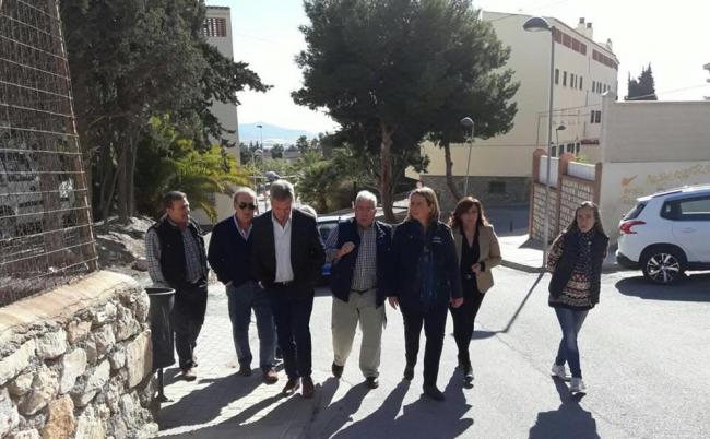 El PP visita el barrio de Aviación y pide mejoras. García Chamorro: “En el ejercicio de nuestra responsabilidad, estamos realizando una oposición constructiva y trasladando la voz de los ciudadanos al Ayuntamiento para que se atiendan sus necesidades, vamos a volver a llevar a pleno una iniciativa para que se dé arreglo a las deficiencias del barrio de Aviación”.