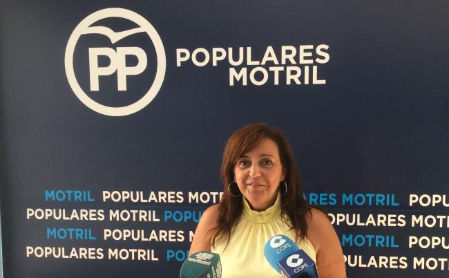 López Cano: “El PSOE de Motril y la Sra Almón están arrodillados ante Susana Díaz, pensando más la Sra Almón en su carrera política en Sevilla que en defender los intereses de los motrileños”. El Ayuntamiento tiene que adelantar el dinero para prestar el servicio y pagar las nominas a los trabajadores sin una garantía de cobro por parte de la Administración Andaluza, asfixiando aún más las arcas municipales.