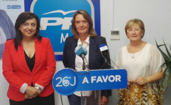 La Junta de Andalucía tiene pendientes proyectos para la costa importantísimos de los que aún no tenemos noticias, la puesta en marcha del Polígono Industrial del Puerto, el Centro de Transportes y Mercancías, la eliminación de las aulas prefabricadas, la ampliación del Palacio de Justicia, las obras del nuevo cementerio, el arreglo del Parque Periurbano, las Rondas de Circunvalación,  entre otros.