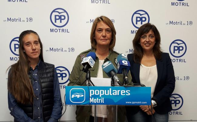 La popular ha explicado que la presidenta de la Junta de Andalucía ha utilizado a Motril como una plataforma para sus intereses personales y partidistas para su carrera política para liderar la secretaría nacional del PSOE. García Chamorro: “Susana Díaz vino a exigir mucho al Gobierno Central y a no comprometerse en nada por parte de la Junta de Andalucía con Motril y nuestra comarca, por lo que hay que decir que la visita de la presidenta de Andalucía ha sido decepcionante y una tomadura de pelo.