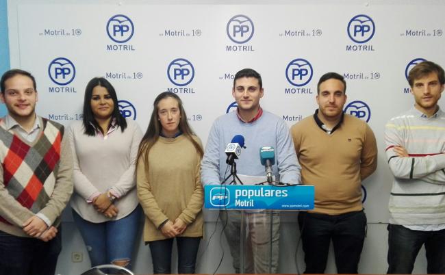 Rafael Caracuel: “La Junta de Andalucía no cumple con el bono joven para empresas, que consiste en una ayuda a empresarios que contraten a jóvenes, “queda pendiente el pago de los años 2015 y 2016. Y ya estamos en 2017”. Rocio Cabarrocas: “De poco sirve que el gobierno andaluz publique leyes, que solo quedan en papel mojado como el caso de esta ley, aprobada por la Junta de Andalucía sobre medidas urgentes para favorecer la inserción laboral, la estabilidad del empleo y el retorno del talento y fomento del trabajo autónomo”. Motril tiene una tasa de empleo juvenil cercana al 30%.