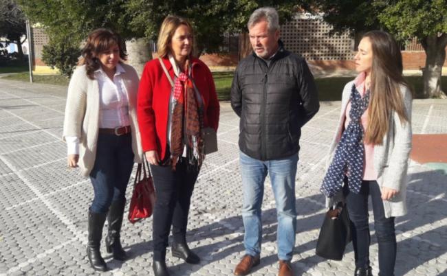 El PP visita la Fabriquilla y pide a Almón que continúe los trabajos de mejoras iniciados por los populares. Durante la gestión del Partido Popular al frente del Ayuntamiento de Motril se acometió en una primera fase trabajos de mejora y remodelación en el barrio de la fabriquilla con cargo al Plan de Fomento Agrario (PFEA), con una inversión de más de 200.000 euros que se completó con fondos municipales del servicio de mantenimiento para jardinería entre otras actuaciones. “Pedimos a Almón que continúe con los trabajos de remodelación en el barrio y acometa la segunda fase en este barrio motrileño”.