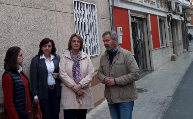 El PP pide que se ejecuten las obras previstas en la calle San Francisco y adyacentes. El actual equipo de Gobierno ha tenido durante estos tres años el dinero 1.764.000 euros para la ejecución de esta obra, que supondría la remodelación completa de este barrio, y concluir la última fase de la zona centro, y ni siquiera con la financiación a su entera disposición, han sido capaces de realizar estas infraestructuras, que lo único que requería por parte del Ayuntamiento era la elaboración del proyecto.