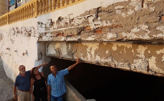 “En verano la población en Torrenueva se triplica y el flujo de vehículos de mercancías así como de ciudadanos que acceden al paseo marítimo es mucho mayor, por lo que el riesgo y peligro de derrumbe de esta infraestructura se incrementa” La Rambla de Villenueva en Torrenueva presenta un lamentable estado de inminente derrumbe, hierros oxidados, estructura de hormigón agrietada, la estructura metálica en avanzado estado de deterioro etc. “Lo denunciamos hace tres veranos y hasta ahora nadie ha hecho nada para su arreglo”.