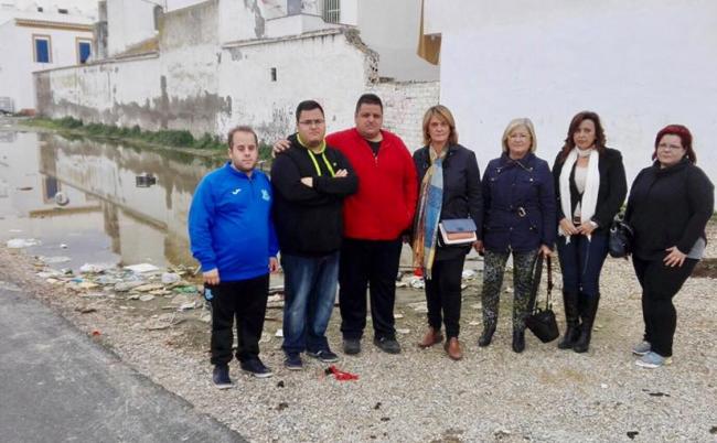 El PP visita Varadero y advierte los problemas de salubridad que padece el barrio Los populares piden el drenaje y limpieza integral de la zona de los viales y solares donde está ubicada la antigua Fábrica de Chocolate que tiene aguas estancadas y provoca olores y presencia de mosquitos, así como que se proceda a la colocación de contenedores en este lugar para que los vecinos tengan donde echar las basuras.