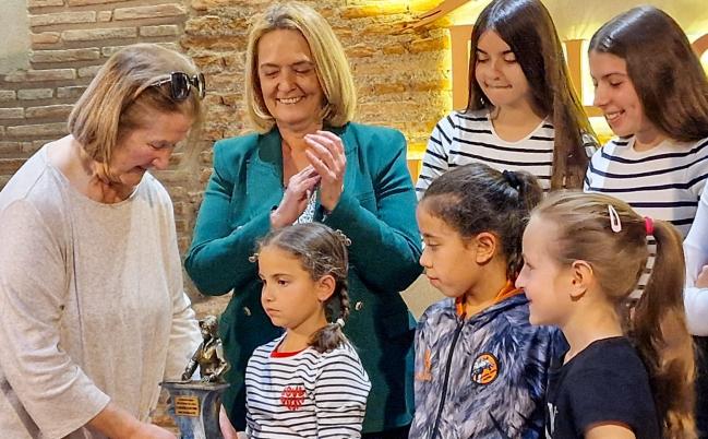 El PP de Motril entrega su "Premio Igualdad, Mª Victoria del Valle" a la Sección Femenina del Club Deportivo Cultural Asako La presidenta local, Luisa García Chamorro y Ana del Valle hacen entrega del galardón en la cuarta edición que recuerda la labor y el papel de María Victoria en la historia motrileña.