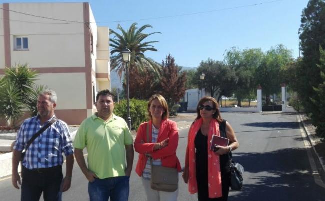 El PP visita Puntalón y pide un mayor mantenimiento de este anejo Los vecinos de la zona han denunciado que se acumulan los residuos y plásticos agrícolas y en los contenedores del anejo, por lo que piden que se habilite un espacio por parte del Ayuntamiento al objeto de que los agricultores puedan depositar estos plásticos. La responsable de los populares, García Chamorro ha pedido a Almón que se reúna con los agricultores y busque soluciones a este problema.