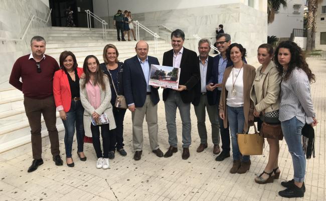 El presidente provincial del PP de Granada, Sebastián Pérez, ha exigido a la alcaldesa de Motril, la socialista Flor Almón, que “no dé consejos” y, por una vez, “ejerza de embajadora de Motril ante sus compañeros de partido en la Junta de Andalucía”. “Que se plante ante los socialistas del gobierno de Susana Díaz y reivindique que ya es hora de que invierta en Motril y en Granada”, ha reclamado Pérez. El líder de los populares granadinos ha hecho estas valoraciones en el marco del acto de la campaña #RescataGranada que el PP ha llevado a cabo hoy en Motril para exigir la ampliación del Palacio de Justicia de la ciudad motrileña, que lleva prometido y pendiente de compromiso presupuestario desde hace diez años. “Quieren arrinconar a Granada dentro de Andalucía. Las grandes inversiones se las están llevando a otros territorios y Granada, permanentemente, está sufriendo el agravio presupuestario del PSOE en la Junta de Andalucía”, ha sostenido. En este sentido, Sebastián Pérez ha recordado que la Ciudad de la “Creemos que después de 40 años de socialismo en la Junta de Andalucía es el momento de dar una oportunidad al Partido Popular para cumplir sus compromisos con la Costa Tropical y con Motril”
