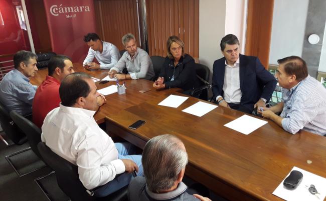 El PP se reúne con la Cámara de Comercio de Motril y abordan temas de interés para el municipio. Carlos Rojas ha tendido la mano a la Cámara de Comercio para “seguir trabajando en el objetivo común que tenemos marcado y es que nuestra Costa y nuestra ciudad sean referentes en creación de empleo y riqueza con el esfuerzo y trabajo de todos, apostando por nuestras potencialidades y ofreciendo oportunidades al emprendimiento y creación de puestos de trabajo como prioridad”.
