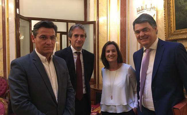 Carlos Rojas plantea al ministro de Fomento la necesidad de que la línea Motril-Melilla opere en condiciones de igualdad con el resto de puertos. El diputado nacional del PP apela al “compromiso y consenso” con el resto de fuerzas políticas para conseguir que la línea marítima sea “más competitiva”.