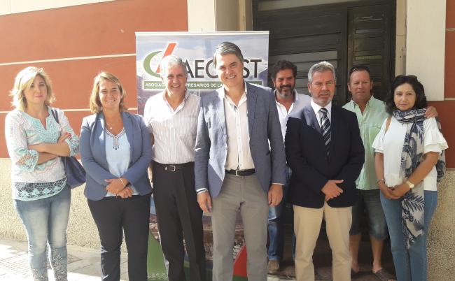 Rojas y empresarios han coincidido en que la unión de todas las fuerzas políticas, instituciones y administraciones ante los retos claros que tiene la Comarca granadina, es clave para que se pueda alcanzar la consecución de los proyectos que quedan pendientes. El diputado ha propuesto a los empresarios la creación de una Mesa por la Energía compuesta de expertos en la materia y administraciones implicadas para diseñar el futuro energético que necesita nuestra Costa y pedido a la Junta de Andalucía que deje sin efecto el Plan del Corredor del Protector del Litoral que impide el desarrollo de la Costa así como la construcción de plazas hoteleras en nuestra Comarca”