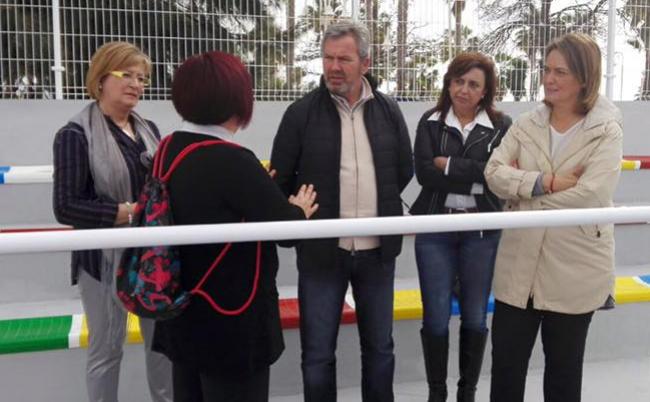 García Chamorro: ”El pasado día 27 de enero el actual equipo de gobierno inauguró la pista polideportiva de Santa Adela, cuyo proyecto y financiación dejamos listo. Como viene siendo habitual no nos invitaron, pero tampoco tuvieron la deferencia de invitar a los representantes de los vecinos. Nosotros  hemos ido a verlo y si hemos avisado a la representante de los vecinos”.
